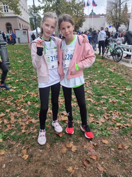 Eva Kuhar in Lili Švajger, 5. a